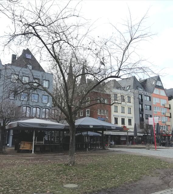 In der Kölner Altstadt und am Rheinufer Stille.  | Foto: Heike Löhrer