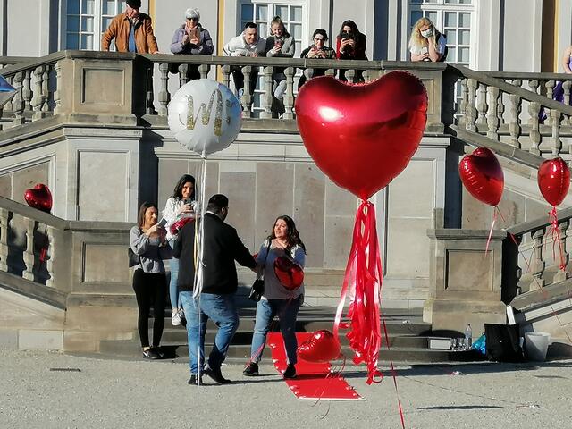 Dem Brautpaar viel Glück. | Foto: Heike Löhrer