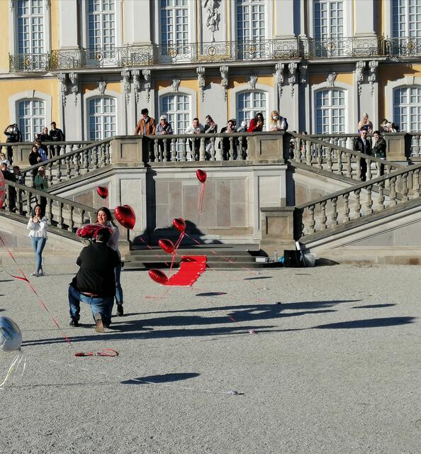 Auch verliebte Paare werden kreativ. Ein Heiratsantrag mit Erfolg im Brühler Schlosspark.  | Foto: Heike Löhrer