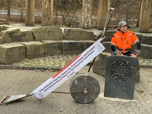 Michael Flossbach nimmt Abschied am Steinkreis | Foto: Stoning Roll