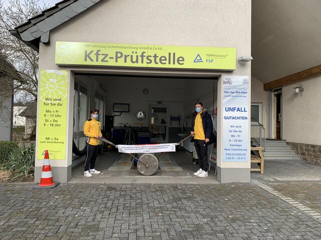 Sie haben ihr Ziel erreicht - Miguel Kaumanns (links) und Joshua Kaiser in Biesfeld 
 | Foto: Stoning Roll