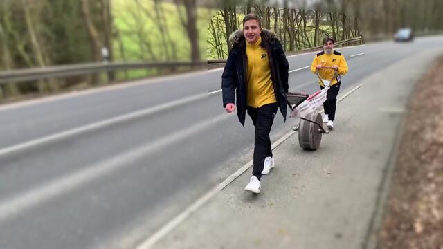 Joshua Kaiser (vorne) und Miguel Kaumanns mit dem Mühlstein zwischen Eichhof und Biesfeld | Foto: Stoning Roll