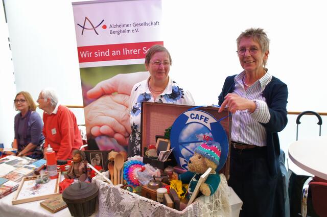 Anni Wilbertz und Hannelore Satzky von der Alzheimer Gesellschaft Bergheim. Speziell geschulte Ehrenamtler unterstützen Betroffene und Angehörige bei der Alltagsbewältigung.  | Foto: Andrea Floß