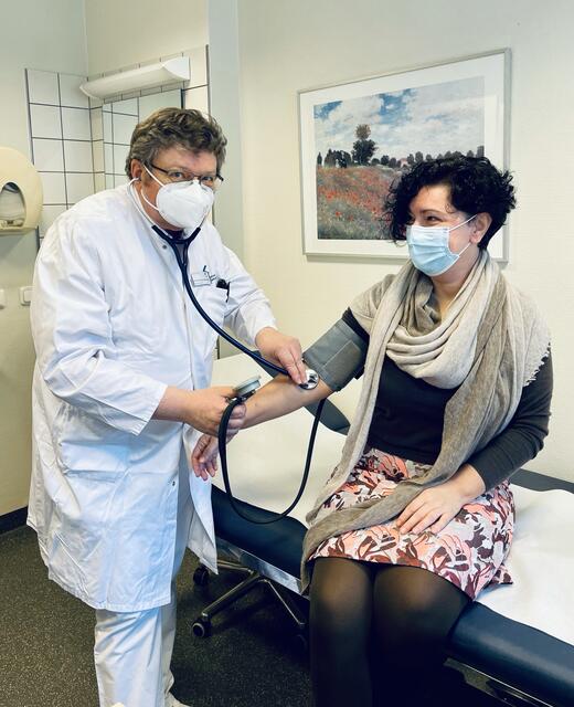 Prof. Dr. med. Peter Schwimmbeck beantwortet im Anschluss an den Online-Vortrag Fragen. | Foto: Klinikum Leverkusen