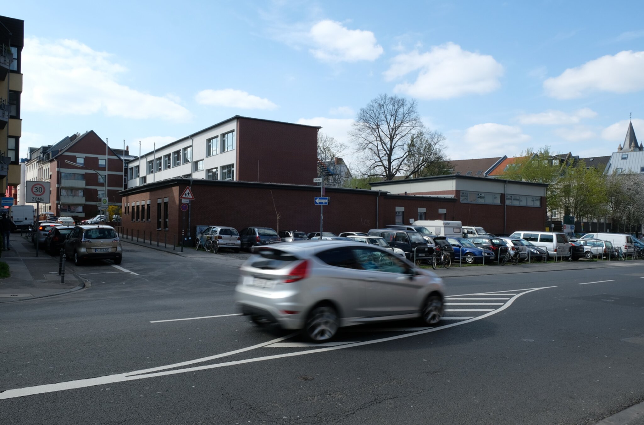 Achtung Schulweg! Zugang zur MathildevonMevissenGrundschule soll sicherer werden Nippes Achtung Schulweg! Zugang zur MathildevonMevissenGrundschule soll sicherer werden Nippes