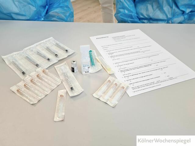 Sechs Impfspritzen, eine Spritze zum Aufbereiten, isotonische Kochsalzlösung, ein winziges Stechfläschen mit Impfstoff und eine Portion Bürokratie für sechs Impfungen.  | Foto: Robels