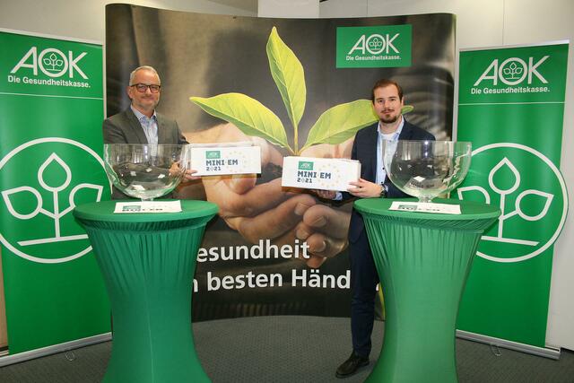 Corona-bedingt musste die Zulosung der EM-Nationen zu den Vereinen im kleinen Kreis stattfinden - bei unserem Gesundheitspartner, der AOK Rheinland/Hamburg. | Foto: Düster
