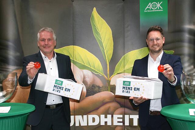 Frank Mäuer (l.) und Daniel Vankerkom von der Regionalleitung der AOK Rheinland/Hamburg fungierten als Glücksfeen. | Foto: Düster