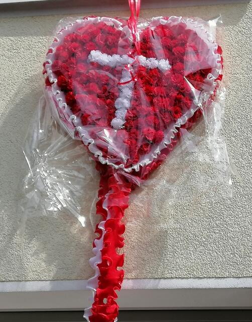 Auch so geht's. Mit viel Kreativität ein Herz aus Papier gebastelt. Ausgefüllt mit Rosen und dem Anfangsbuchstaben des Vornamen.