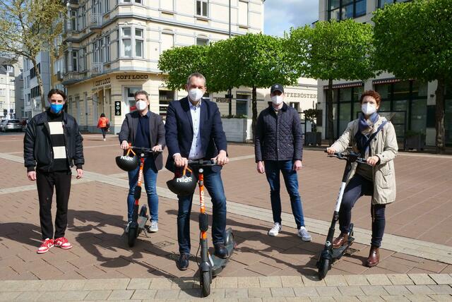 Louis Andreae von "Spin", Thomas Dammig, Leiter Ordungsamt Siegburg, Bürgermeister Stefan Rosemann, Sebastian Apfel von "Bird" und die technische Beigeordnete Barbara Guckesberger (v.l.n.r.) | Foto: Woiciech