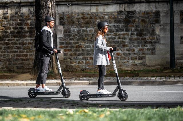 „Bird“ startet mit seinen E-Scootern jetzt auch in Siegburg. Eine Helmnutzung wird dazu empfohlen. | Foto: Bird