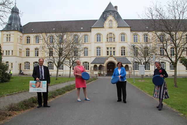 Dr. Ursula Becker (2.v.l.) überreichte Gesundheitsprodukte für Reha-Patienten an den Alexianer Holding Unternehmensverbund. Die offizielle Spendenübergabe fand in Anwesenheit von Peter Scharfe (l.), Erika Tertilt (3.v.l.) und Laurence Changeat (r.) statt. | Foto: Flick