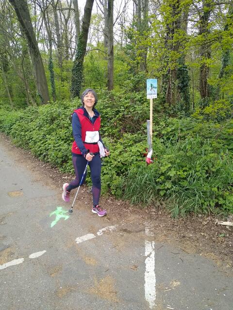 Sigrid Beckschulte unterwegs auf der markierten Hausstrecke  durch den Wald entlang der Glessener Höhe.  | Foto: Beckschulte