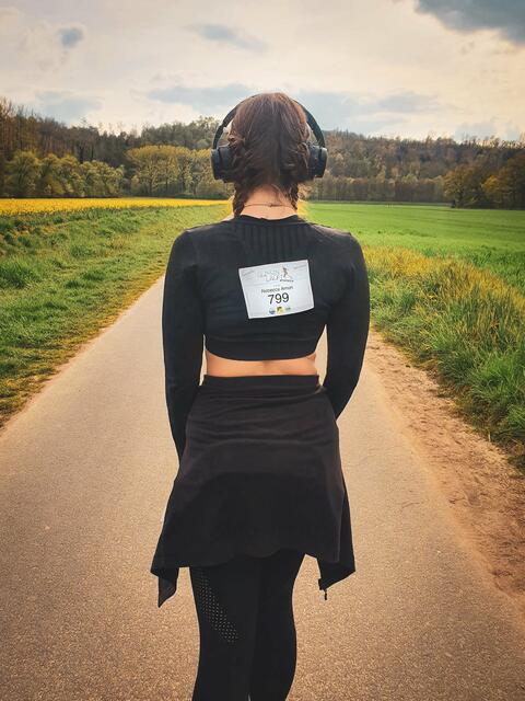 Bei "Glessen läuft" konnte jeder seine Lieblingsstrecke und den Lauftag frei wählen. Rebecca Amon ist unterwegs entlang der Glessener Höhe.  | Foto: Rebecca Amon