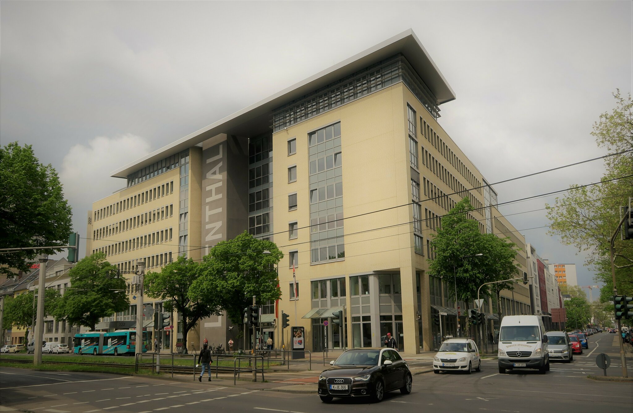 Vhs Im Bezirksrathaus Lindenthal Mit gutem Beispiel voran: Ladestation für E-Autos am Bezirksrathaus