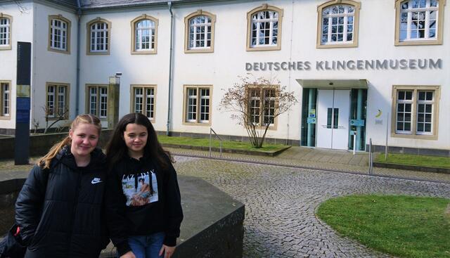 v.l.: Mia Ebeling &amp; Raissa Oakes vor dem Klingenmuseum | Foto: Jana Markefka