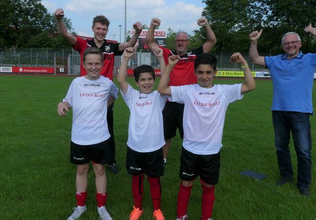 In den neuen Trikots übten die Jungs schon mal mit Trainer Lennart Menn, Jugendleiter Michael Pütz und Extra-Blatt-Vertreter Karl-Heinz Fürstenberg den Jubel.  | Foto: Gast