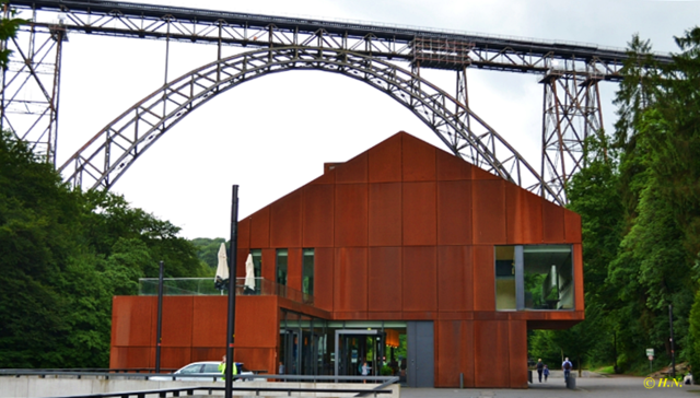 Im Schatten der Brücke "Haus Müngsten" | Foto: Horst-Peter Nauen