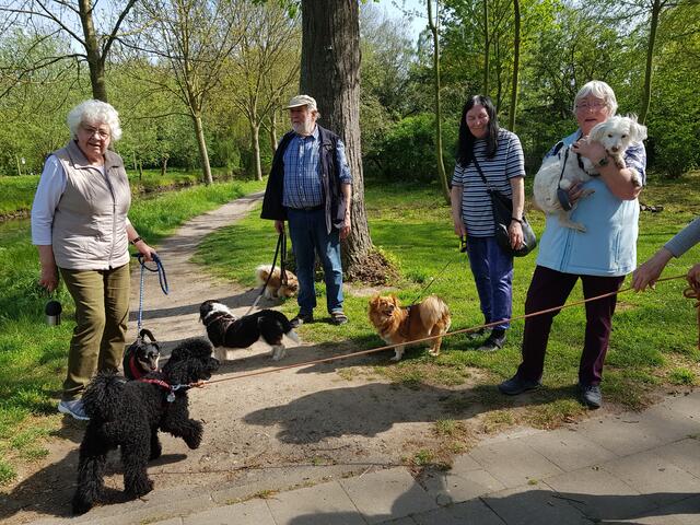 Karin Oehl &amp; Team absolvierten den Rundweg zwischen Angelpark und Paffendorf | Foto: Renate Könen