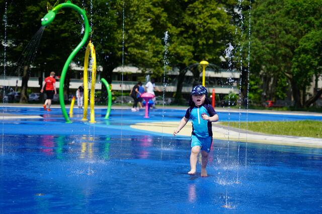 Gerade bei den kleinen Besuchern erfreut sich der Wasserspielplatz großer Beliebtheit. | Foto: Offizier