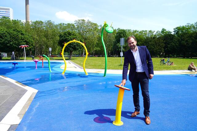 Beigeordneter Robert Voigtsberger eröffnete den neuen Wasserspielplatz. | Foto: Offizier