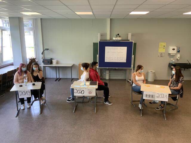 Die verschiedenen Phasen der Corona-Pandemie im Schulbereich demonstrierten Schüler des Thomas-Eßer-Berufskollegs. | Foto: Farnaz Engelhardt/TEB