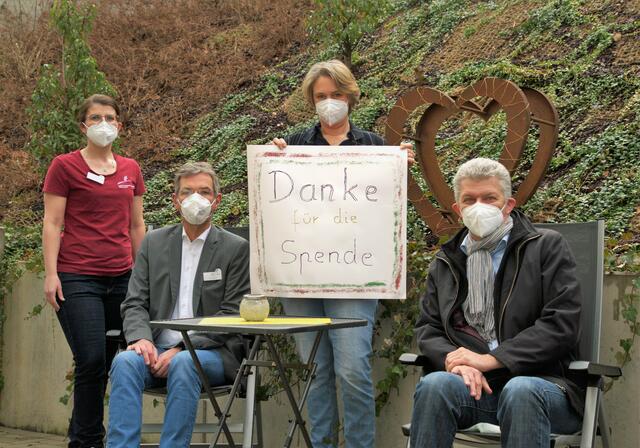 Janine Winkelmann, (von links), Thomas Stokowy, Monika Meihack (alle Hospiz EVK) und Andreas Stammler (Hits fürs Hospiz) bei der Spendenübergabe. | Foto: Frank Jansen