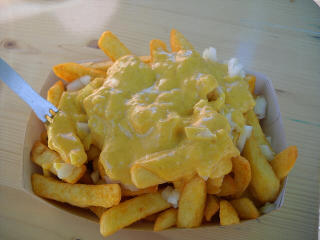Pommes mit Joppie Saus und Zwiebeln, ein Genuss | Foto: eigenes Bild