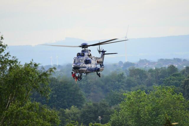 Ausnahmezustand: Helikopter tragen Bliesheimer in Sicherheit. | Foto: Peter Schultes