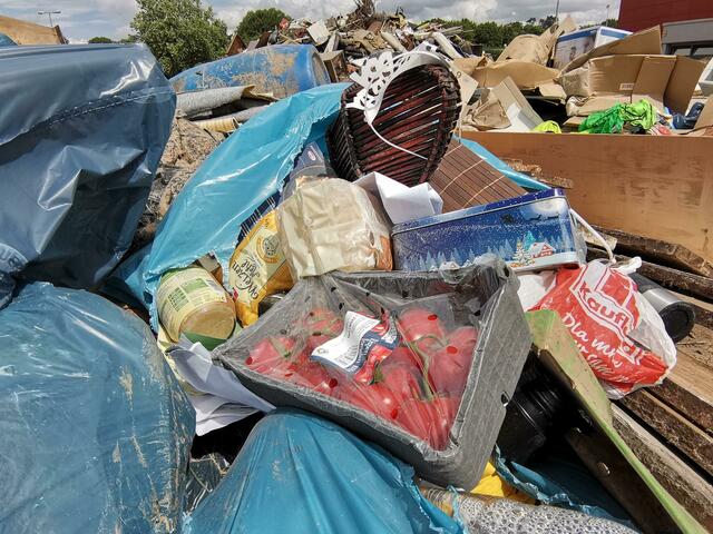 Das komplette Hab und Gut von zahlreichen Haushalten liegt auf den provisorischen Müllhaufen - von Lebensmitteln bis hin zu unwiederbringlichen Erinnerungen. | Foto: Volker Düster