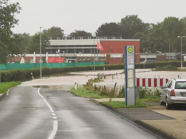 Zunächst wurde die Merowingerstraße in der Senke am Tennisplatz überflutet. | Foto: Frank Jüssen