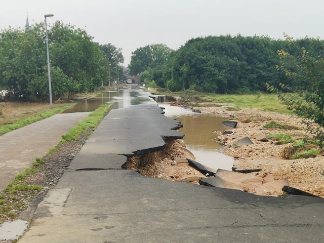Die Kallenhofstraße ist unterspült und zerstört worden. | Foto: Frank Jüssen