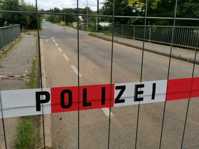 Die Kallenhofstraße ist an der Brücke komplett gesperrt. | Foto: Volker Düster