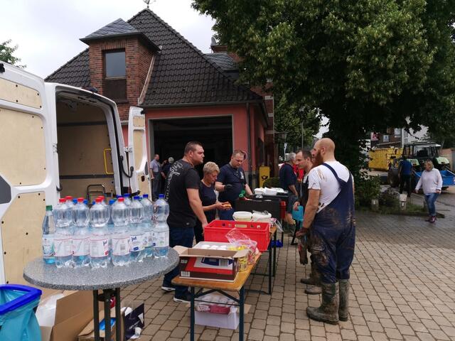 Am Gerätehaus der Feuerwehr wurde die Leitstelle eingerichtet, an der auch die Versorgung mit Essen und Trinken sichergestellt wurde. | Foto: Frank Jüssen