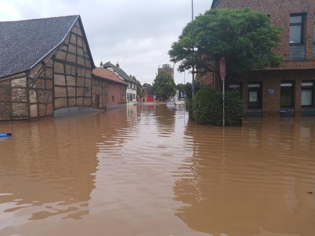 Das Dorfzentrum - hier der Blick in Richtung Markt und Feuerwehr - stand komplett unter Wasser. | Foto: Frank Jüssen