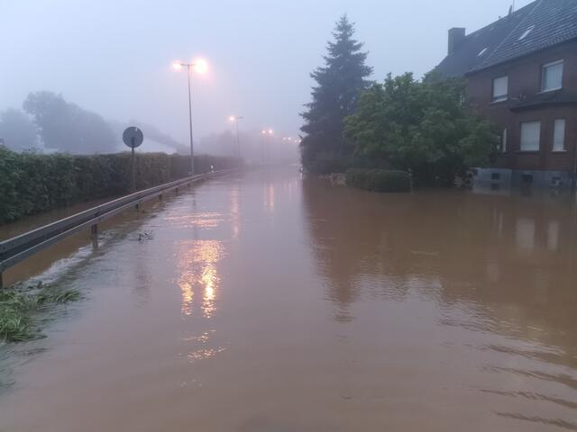 Gespenstischer Nebel am Morgen - am Vormittag trat dann auch noch die Erft über die Ufer. | Foto: Frank Jüssen