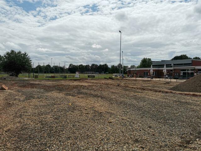 Die beiden unteren Tennisplätze sind komplett weggespült worden - auch das Tennisheim wurde komplett geflutet. | Foto: Volker Düster