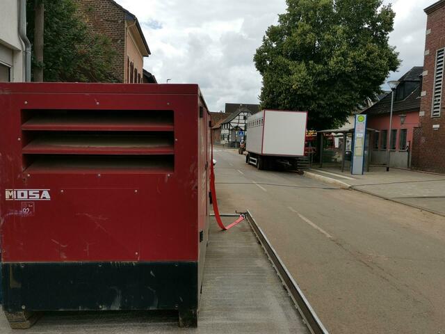 Strom-Generatoren kennzeichnen noch das Ortsbild - in manchen Häusern fehlt weiterhin die Versorgung mit Strom und Gas. | Foto: Volker Düster