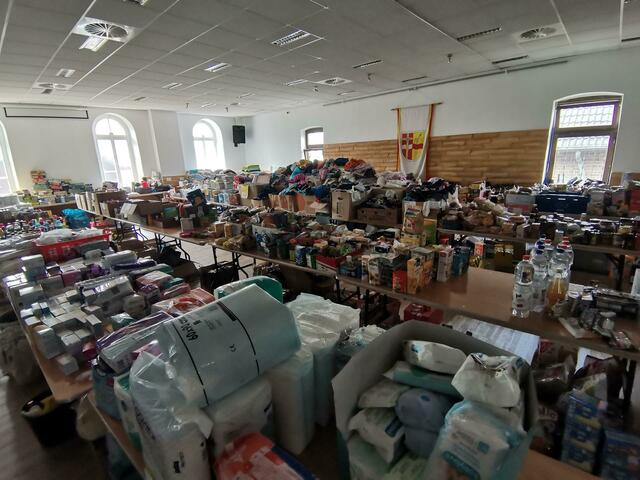Unmengen an Spenden sind eingetroffen - Kleidung, Hygieneartikel, Spielsachen und vieles mehr - alles lagert im Dorfgemeinschaftshaus und im Schützenheim. | Foto: Volker Düster