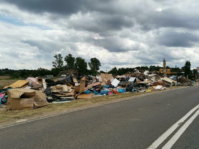 An den Dorfeingängen wurden provisorische Müllkippen eingerichtet. | Foto: Volker Düster