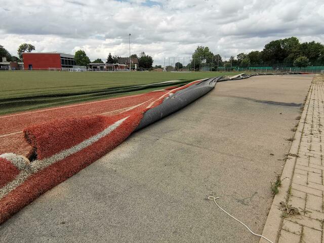 Der Sport- und Fußballplatz wurde ebenfalls in seine Einzelteile zerlegt - die Deckschicht wurde durch das Wasser aufgerollt. | Foto: Volker Düster