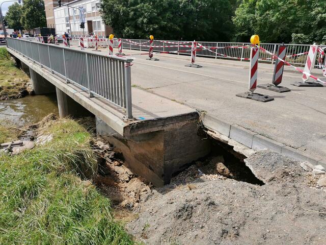 Die Bliesheimer Brücke der Merowingerstraße ist ebenfalls vom Hochwasser gezeichnet. | Foto: Volker Düster