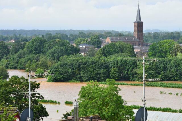 Vom Berg aus zeigte sich das Dorf schließlich als eine einzige Seenplatte. | Foto: Peter Schultes