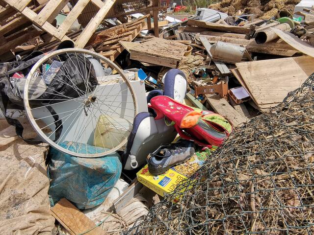 Kinder-Spiele, Räder, Kindersitze, CDs und vieles mehr, das Wasser hat alles Erdenkliche zerstört. | Foto: Volker Düster