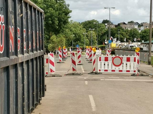 Durchfahrt verboten: Bliesheim ist weiter an der Erft zweigeteilt, nur an der Merowingerstraße per Fahrrad oder zu Fuß zu passieren. | Foto: Volker Düster