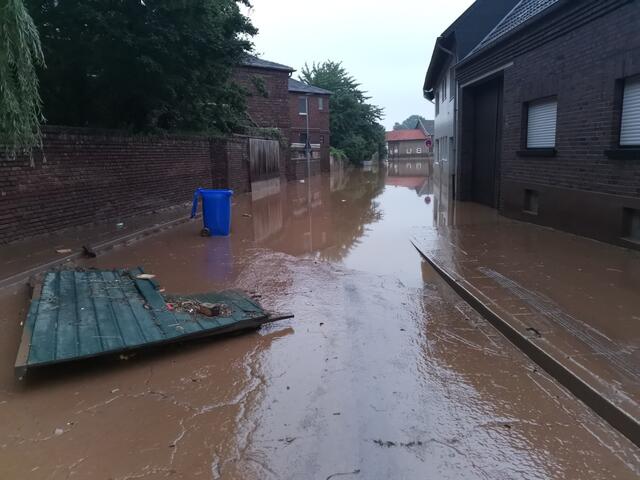 Im alten Ortskern wurden alle tiefer gelegenen Häuser mit Schlammwasser geflutet. | Foto: Frank Jüssen