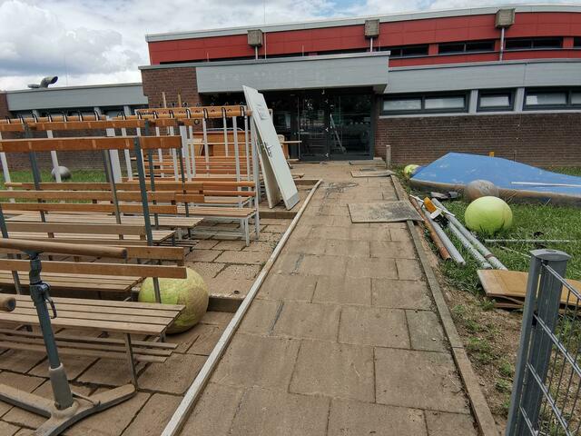 Das Inventar der Turnhalle - schlammverschmiert, da die Halle ebenfalls überflutet wurde. | Foto: Volker Düster