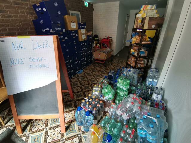 Im Dorfgemeinschaftshaus werden Lebensmittel und viele weitere Sachspenden ausgegeben - auch das Schützenheim dient mittlerweile als Lager. | Foto: Volker Düster