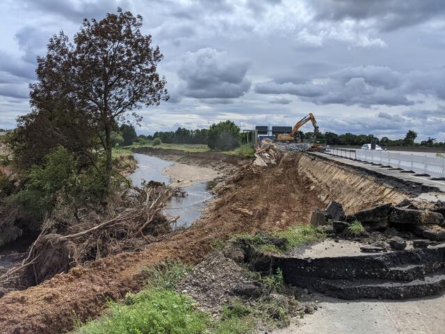 Das Erft-Hochwasser hat an der A1 im Bereich des Dreieck Erfttal die Böschung abgetragen, 80 Meter Lärmschutzwand, den Seitenstreifen und sogar die rechte Fahrspur der Fahrbahn in Richtung Köln zerstört. Hier werden die Arbeiten noch einige Monate andauern. | Foto: Die Autobahn GmbH