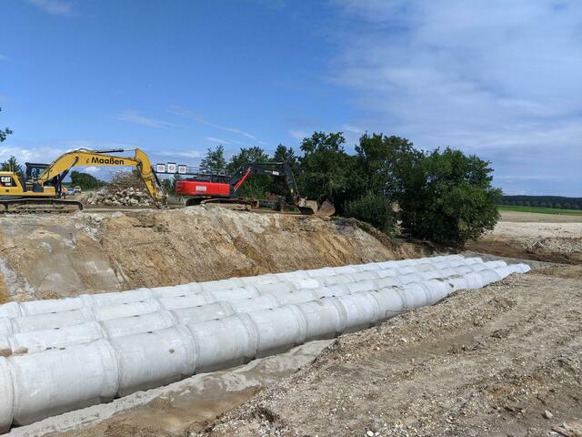Vier Kanalrohre wurden im Bereich des Schießbachs an der A61 in Höhe Swisttal neu verlegt. | Foto: Die Autobahn GmbH Rheinland